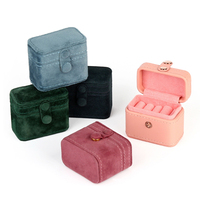 Mini boîte de rangement de bijoux de voyage en velours rose avec étui à logo personnalisé multi-compartiments pour bague boucle d'oreille collier