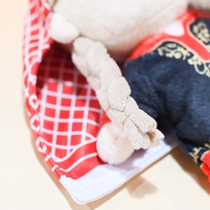 Peluche personnalisée adorable Fille Saoudienne, avec Keffiyeh Rouge et Robe Brodée Or, pour Décoration Intérieure et Articles de Collection - Product Image 5