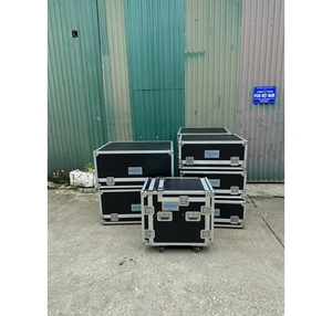 Flight case en contreplaqué sur mesure avec 4 roues robustes et poignées pour la présentation d'équipements et de mixeurs audio professionnels - Product Image 1