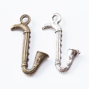 Ciondolo a forma di sassofono curvo in lega di zinco bronzo antico per collana ricordo per musicisti jazz - Product Image 2