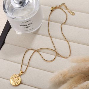 Collier pendentif rond gravé de fleurs, style luxe léger européen et américain, plaqué or 18 carats, en alliage de zinc, bijou cadeau pour femme - Product Image 2