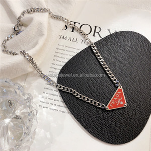 <span class=keywords><strong>Collier</strong></span> triangle avec <span class=keywords><strong>initiale</strong></span> P en émail, en acier inoxydable, marque de luxe - Product Image 2
