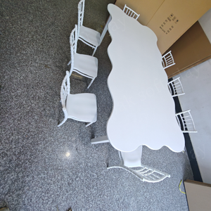 Tavolo Pieghevole Economico e Facile da Spostare, a Forma d'Onda, Bianco, con Sedie per Bambini, Feste all'Aperto, Compleanni ed Eventi a Noleggio - Product Image 6