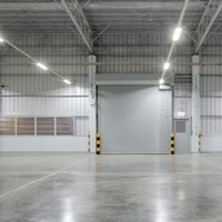 Atelier à structure en acier fermée, poutre en acier en H solide Q355B, acier au carbone, design moderne, installation rapide, entièrement recouvert de tôles colorées