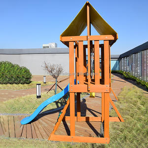 Casa de juegos de madera duradera con columpio, tobogán y toldo - Parque infantil resistente a la intemperie para niños pequeños en el jardín - Product Image 1