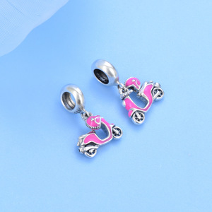 Bonito Colgante <span class=keywords><strong>de</strong></span> Casco <span class=keywords><strong>de</strong></span> Motocicleta/Scooter <span class=keywords><strong>de</strong></span> Plata <span class=keywords><strong>de</strong></span> Ley 925 con Esmalte Rosa, Compatible con Pulseras y Collares <span class=keywords><strong>Originales</strong></span> - Product Image 4