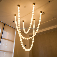 Lustre moderne en verre givré à chaîne torsadée, globe lumineux LED personnalisé, pour hall d'hôtel, atrium, plafond haut, éclairage commercial suspendu