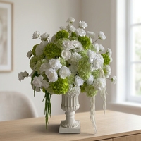 Arrangement personnalisé de lys calla élégants rose pâle, centre de table suspendu avec fleurs d'amarante, boule de fleurs vertes et blanches de 65 cm