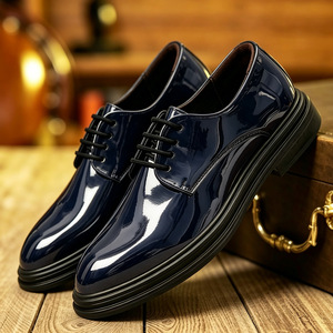 Une paire de chaussures habillées pour hommes sur mesure en cuir verni souple à semelle souple - Product Image 3