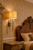 Applique murale élégante à LED avec prisme en cristal K9, tissu en lin beige, finition nickel poli personnalisable, durée de vie de 50 000 heures, garantie de 2 ans