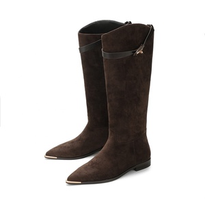 <span class=keywords><strong>Stivali</strong></span> Alti al Ginocchio in Pelle Scamosciata <span class=keywords><strong>Marrone</strong></span> Scuro con Punta Affusolata, Stile Western, con Cinturino in Pelle e Punta in Metallo, Vintage, per Uso Quotidiano, OEM ODM all'Ingrosso - Product Image 1