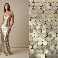 Tissu tricoté mat champagne à sequins octogonaux brodés, poids moyen, maille à grands sequins irréguliers, luxe sur mesure haute couture