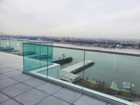 Barandilla de Vidrio con Canal en U de Aluminio Plateado Anodizado de Montaje Superior Moderno para Balcón, Escalera, Terraza y Exterior, con Balaustrada y Pasamanos
