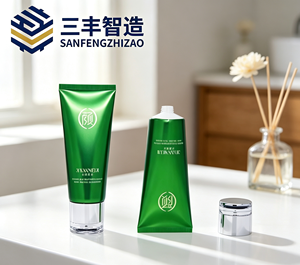 Tubo exprimible de PE verde metálico brillante con tapa plana plateada transparente electrochapada para limpiador facial purificador de aminoácidos - Product Image 1