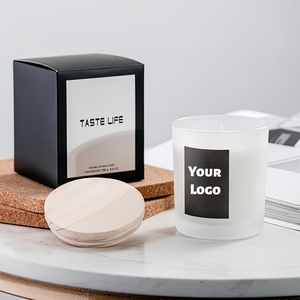 Bougie personnalisée <span class=keywords><strong>avec</strong></span> logo, pot <span class=keywords><strong>en</strong></span> <span class=keywords><strong>verre</strong></span> givré blanc, cire de soja, étiquette noire, couvercle <span class=keywords><strong>en</strong></span> bois clair, bougies parfumées pour offrir <span class=keywords><strong>en</strong></span> cadeau - Product Image 1