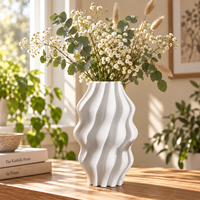Vase en céramique blanche avec motif de vagues ondulées pour fleurs et décoration intérieure