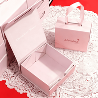 Petite boîte d'emballage de parfum rigide en carton rose personnalisée pour bougie cadeau Boîtes en papier magnétiques pliantes avec poignée en ruban en gros