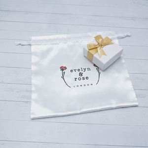 ถุงผ้าซาตินสีขาวแบบมีเชือกผูกสำหรับใส่ของขวัญสุดหรู - Product Image 4