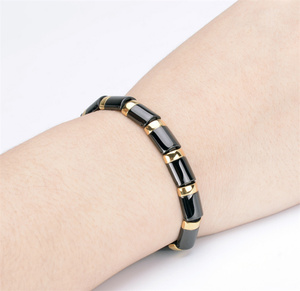 Pulsera de acero inoxidable para hombre con chapado en oro y patrón de forma de llave Accesorios creativos con piedra de circón - Product Image 1