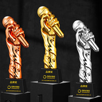 Trophée de luxe plaqué or en forme de main tenant un microphone, récompense d'honneur pour le champion du concours de chant