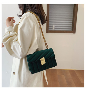 Bolsos de Terciopelo para Mujer, Moda Otoño Invierno, Bolsos de Regalo para Navidad y Año Nuevo, Bolsos de Mano Acolchados a Rayas para Mujer, Venta al por Mayor - Product Image 3