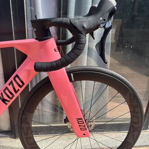 Bicicleta de Carretera de Fibra de Carbono Rosa 700C, Bicicleta de Carreras Ligera de 24 Velocidades con Frenos de Disco Hidráulicos - Product Image 4