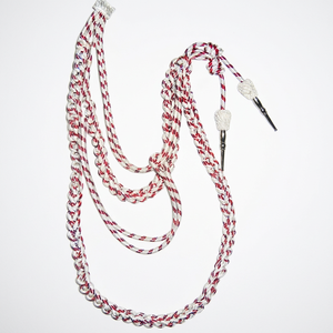 Cordón de hombro tipo aiguillette con hilos plateados y detalles de cruz roja, para uniforme de oficiales turcos, con puntas de latón, hecho a mano y ecológico. - Product Image 1