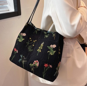 Sac seau en paille noir tendance YM pour femme, brodé de fleurs, imperméable, avec bandoulière en toile de coton brodée à la main - Product Image 6