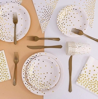L'ensemble de décoration de fête d'anniversaire jetable sur le thème New Dot White comprend une serviette de plateau de tasse en papier avec effet bronzant
