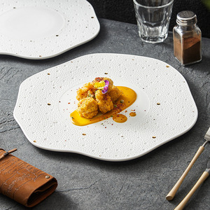Plato de Cerámica Blanco Irregular con Detalles en Oro, Plato de Porcelana Desechable para Comida Fina, Apto para Lavavajillas - Product Image 1