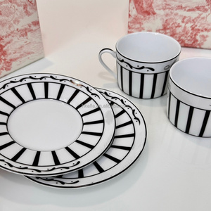 Ensemble de tasses et soucoupes à café rayées noir et blanc, luxueuses et très vendues, dans un coffret cadeau pour fêtes et anniversaires - Product Image 3