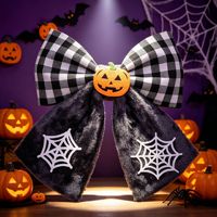 Nœud en peluche d'Halloween, nœud décoratif mignon et effrayant avec détails de citrouille, de chauve-souris et de chapeau de sorcière pour la fête d'Halloween