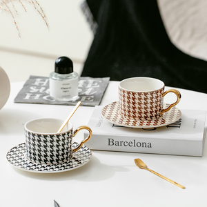 Juego de taza de café con platillo de porcelana fina, estilo americano, con diseño de celosía y flores, con asa dorada, ecológico, para oficina en casa y festividades - Product Image 4
