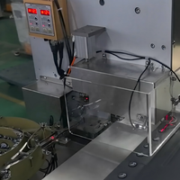 Machine industrielle automatique JK-DS158 pour l'application de boutons à œillets, spécialement conçue pour les boucles de sièges de voiture, aligne le logo automatiquement