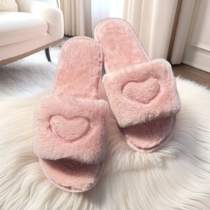 2026 Sandales d'intérieur pour femmes, mignonnes, à broderie cœur, en fausse fourrure pelucheuse, à bout ouvert, douces, confortables, chaudes et moelleuses, personnalisables OEM ODM - Product Image 2