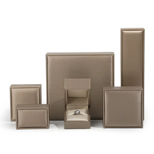 Boîte à bijoux en cuir noble avec logo personnalisé, coffret cadeau unique de luxe pour boucles d'oreilles et collier, boîte de rangement et d'emballage - Product Image 5