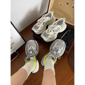 Vente en gros usine : Chaussures de sport été 2025 pour femmes, style basketball, respirantes en maille et à lacets, pour la course à pied - Product Image 1
