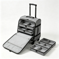 Valise à roulettes en tissu gris avec organisateur à plateaux superposés, séparateurs réglables, poignée télescopique souple et roulettes fixes verrouillables
