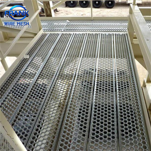 Grille antidérapante robuste et perforée en acier soudé, résistante à la corrosion, à profil crocodile, pour raffineries de pétrole et centrales électriques - Product Image 1