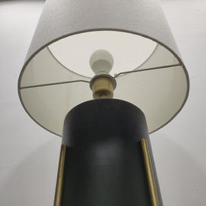 Sheraton by Marriott Guestrorom Presidential <span class=keywords><strong>Suite</strong></span> 1 dormitorio Vista a la ciudad para no fumadores | Lámpara de mesita de noche con pantalla de tambor eléctrico - Product Image 4