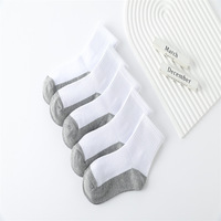 Vente en gros de chaussettes blanches de printemps et d'automne 2024 chaussettes décontractées en coton pour enfants chaussettes amples de sport blanches en coton pour enfants