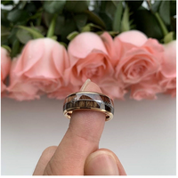 Vente en gros de bagues en acier inoxydable à la mode flèche en grain de bois bague en acier au titane pour hommes bijoux
