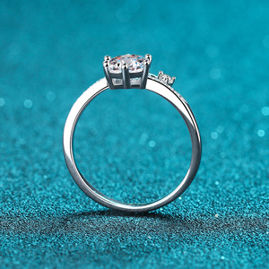 Modieuze En Kosteneffectieve <span class=keywords><strong>925</strong></span> Zilveren Knop Sneeuwvlok Ring Fabriek Directe Verkoop Moissanite Vrouwelijke Ring Vakantiegeschenk