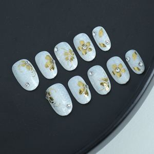 <span class=keywords><strong>Uñas</strong></span> artificiales hechas a mano <span class=keywords><strong>con</strong></span> <span class=keywords><strong>pequeñas</strong></span> <span class=keywords><strong>flores</strong></span> doradas pintadas a mano, color base blanco lechoso, <span class=keywords><strong>uñas</strong></span> reutilizables de alta calidad. - Product Image 1