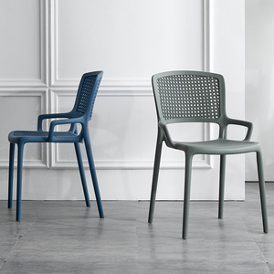 Silla de <span class=keywords><strong>Comedor</strong></span> Nórdica de Plástico con Reposabrazos, Respaldo Grueso, Diseño Moderno y Simple, Muebles para el Hogar, Económica, Informal, para Uso en Exteriores - Product Image 1