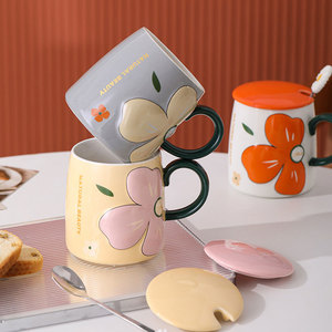 Venta al por mayor muestra gratis nueva flor creativa en relieve taza de café de cerámica personalizada taza de leche de porcelana grande tazas de té para parejas con tapa - Product Image 1