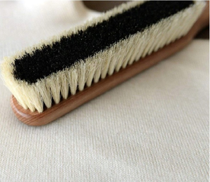 Modèle de mode manche en bois vêtements chaussures <span class=keywords><strong>brosse</strong></span> <span class=keywords><strong>brosse</strong></span> à peluches poils de porc naturel <span class=keywords><strong>brosse</strong></span> à vêtements avec manche en bois de chêne huilé - Product Image 4