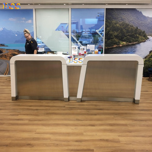 Mostrador <span class=keywords><strong>de</strong></span> Recepción Personalizado <span class=keywords><strong>de</strong></span> Corian y Acero Inoxidable para Hertz Car Rent, Mostrador <span class=keywords><strong>de</strong></span> Información Moderno para <span class=keywords><strong>Aeropuerto</strong></span>, Mostrador <span class=keywords><strong>de</strong></span> Recepción Moderno en Venta - Product Image 1