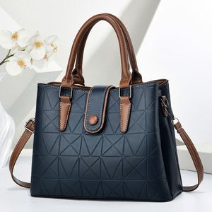 Bolso de Viaje Pu - Elegante Diseño de Hombro y Bandolera para Damas de Mediana Edad, Gran Capacidad, Cierre de Cremallera, Portátil - Product Image 4