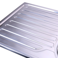 Évier de cuisine moderne sur mesure à cuve unique en acier inoxydable 304 avec égouttoir et robinet